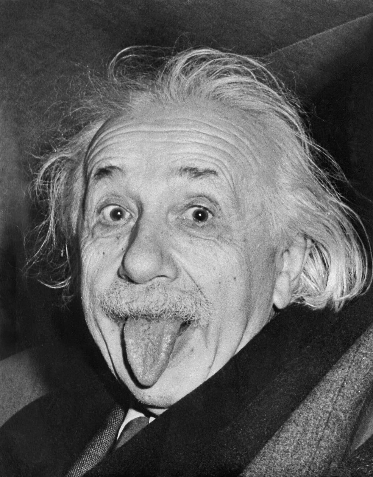 Albert Einstein sacando la lengua el día de su 72 cumpleaños, 1951