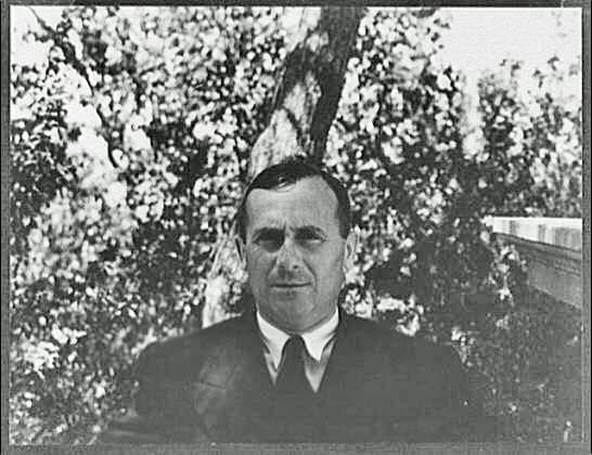 Joan Miró de pie ante un caballete, 1935