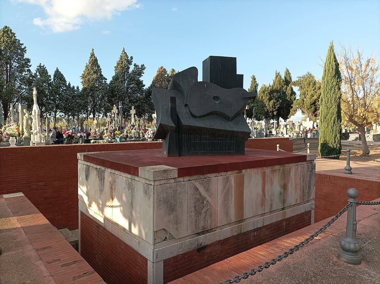 Tumba de Joaquín Rodrigo y Victoria Kamhi en Aranjuez