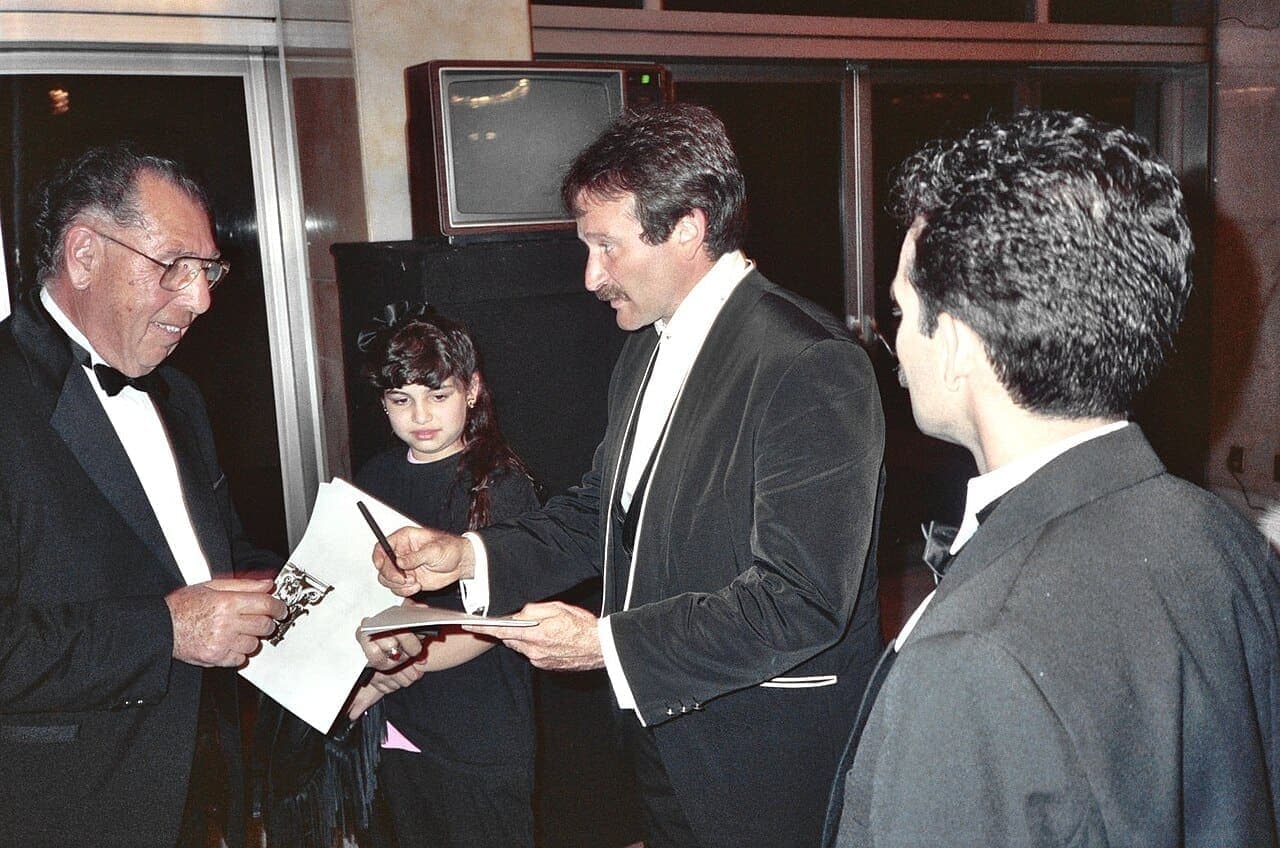 Robin Williams firmando autógrafos en los Premios Óscar de 1990
