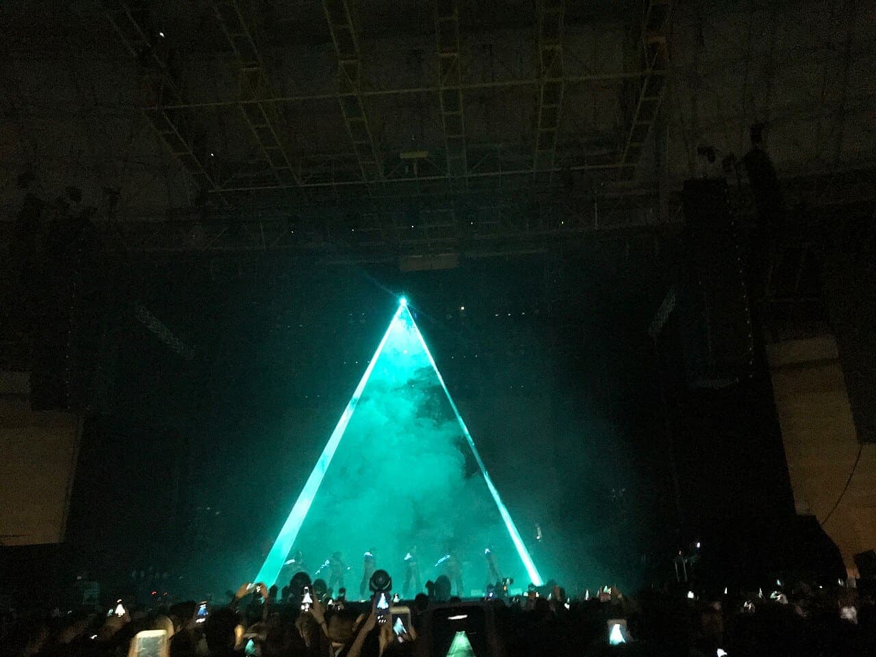 Rosalía sobre el escenario del Palau Sant Jordi