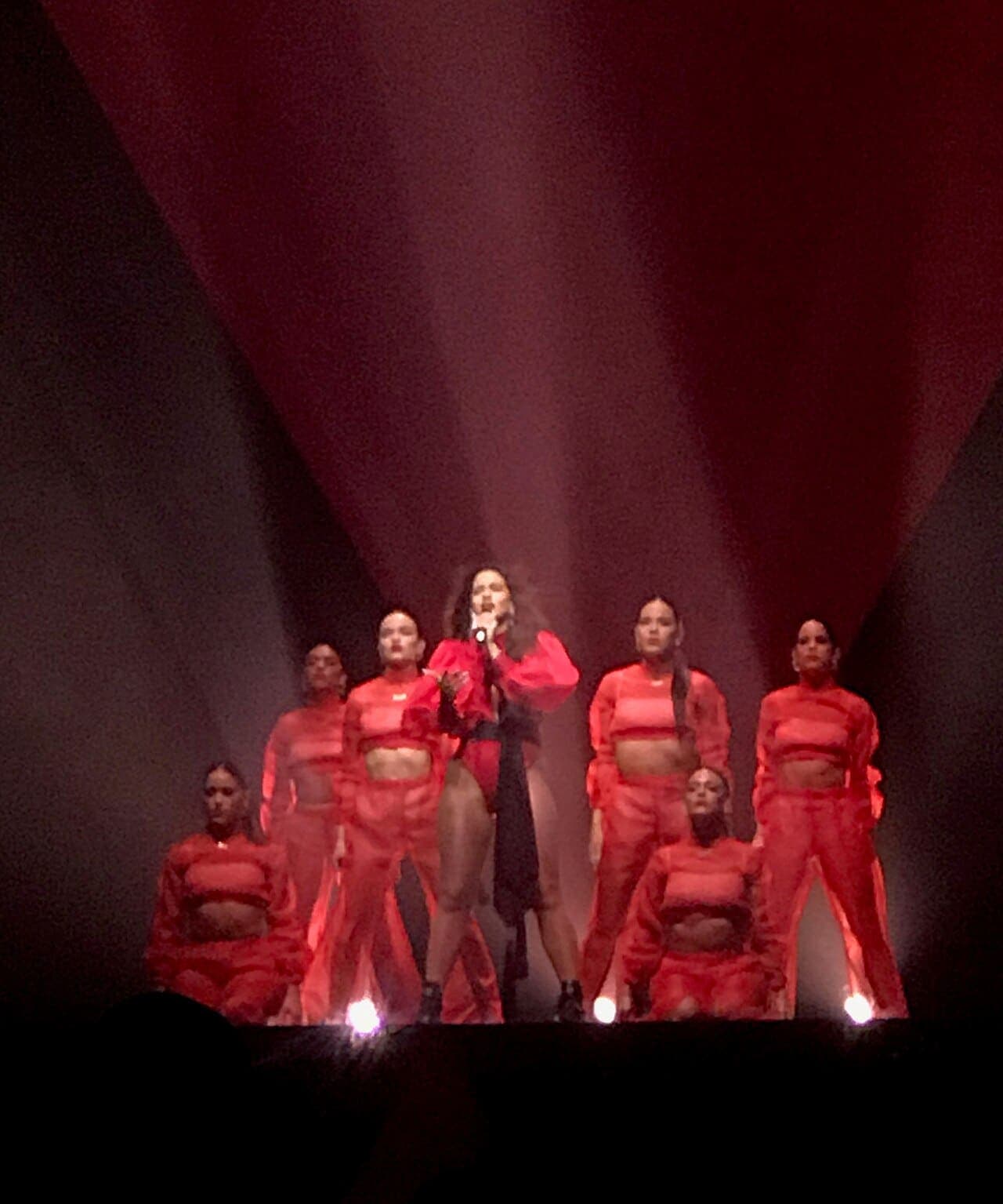 Rosalía cantando en el Palau Sant Jordi de Barcelona