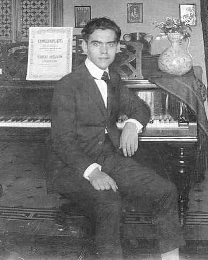 Federico García Lorca al piano en Granada, 1919