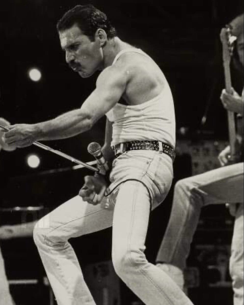 Freddie Mercury con Queen en Live Aid, Wembley, 13 de julio de 1985