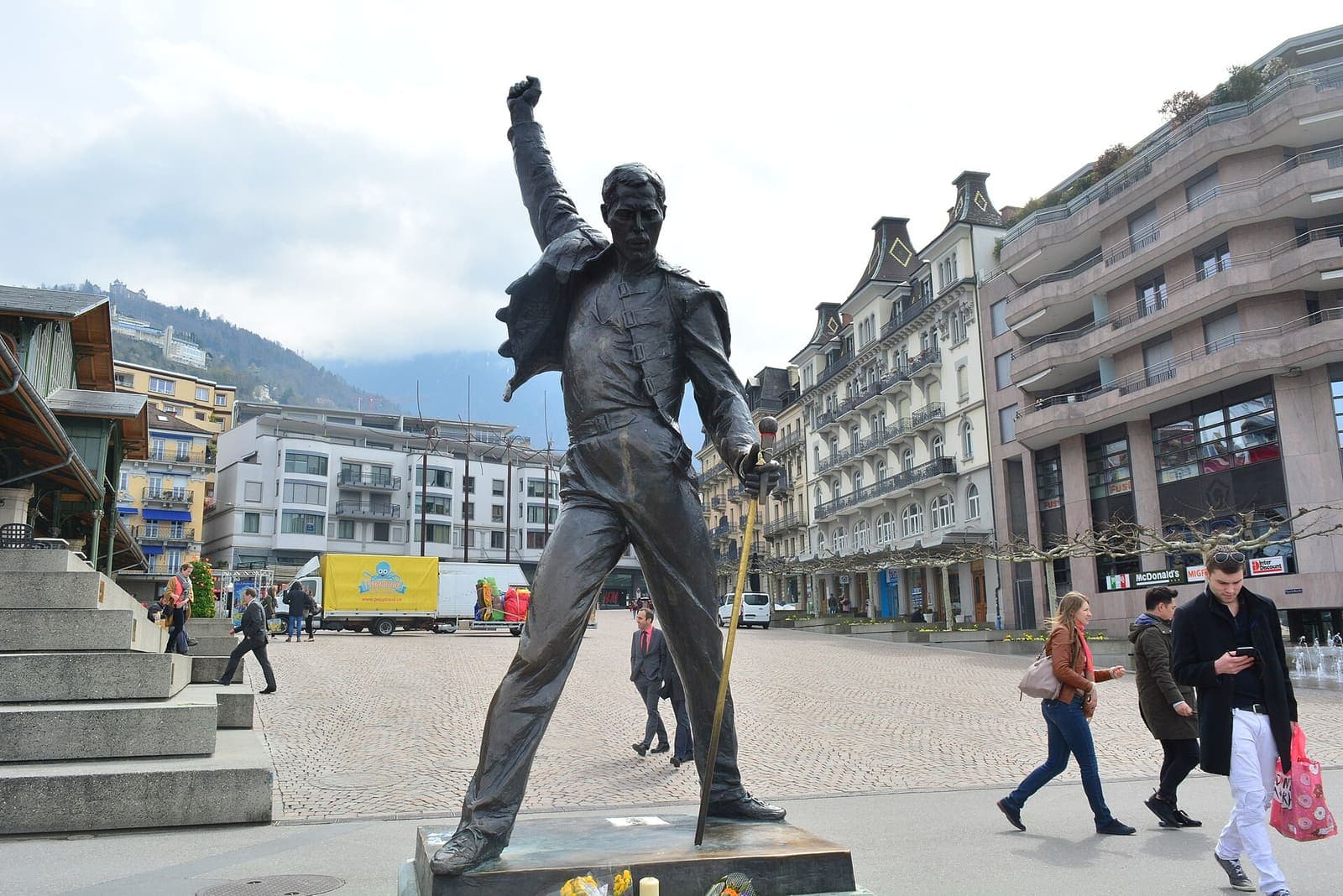 Estatua de Freddie Mercury frente al lago Lemán, en Montreux