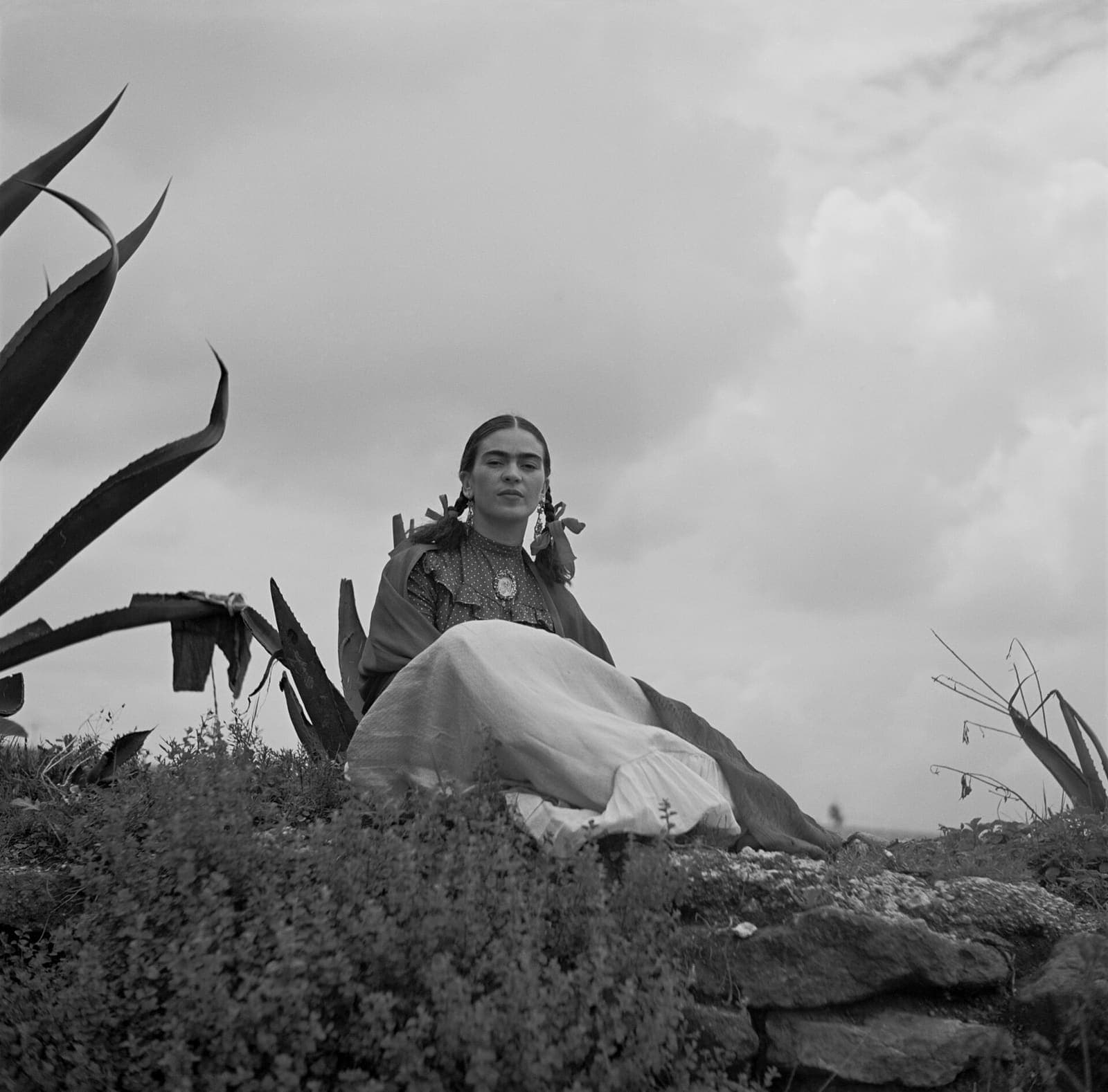 Frida Kahlo sentada junto a un agave, foto de Toni Frissell, 1941