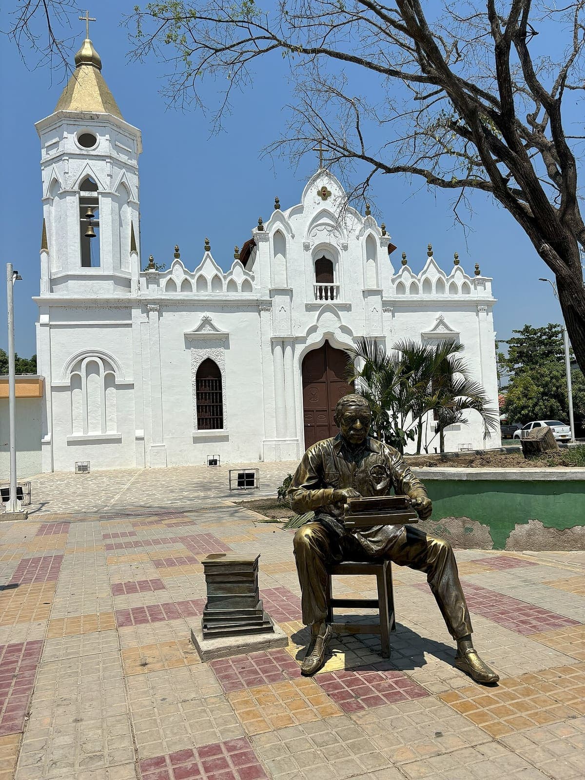 Estatua de Gabriel García Márquez frente a la iglesia de Aracataca