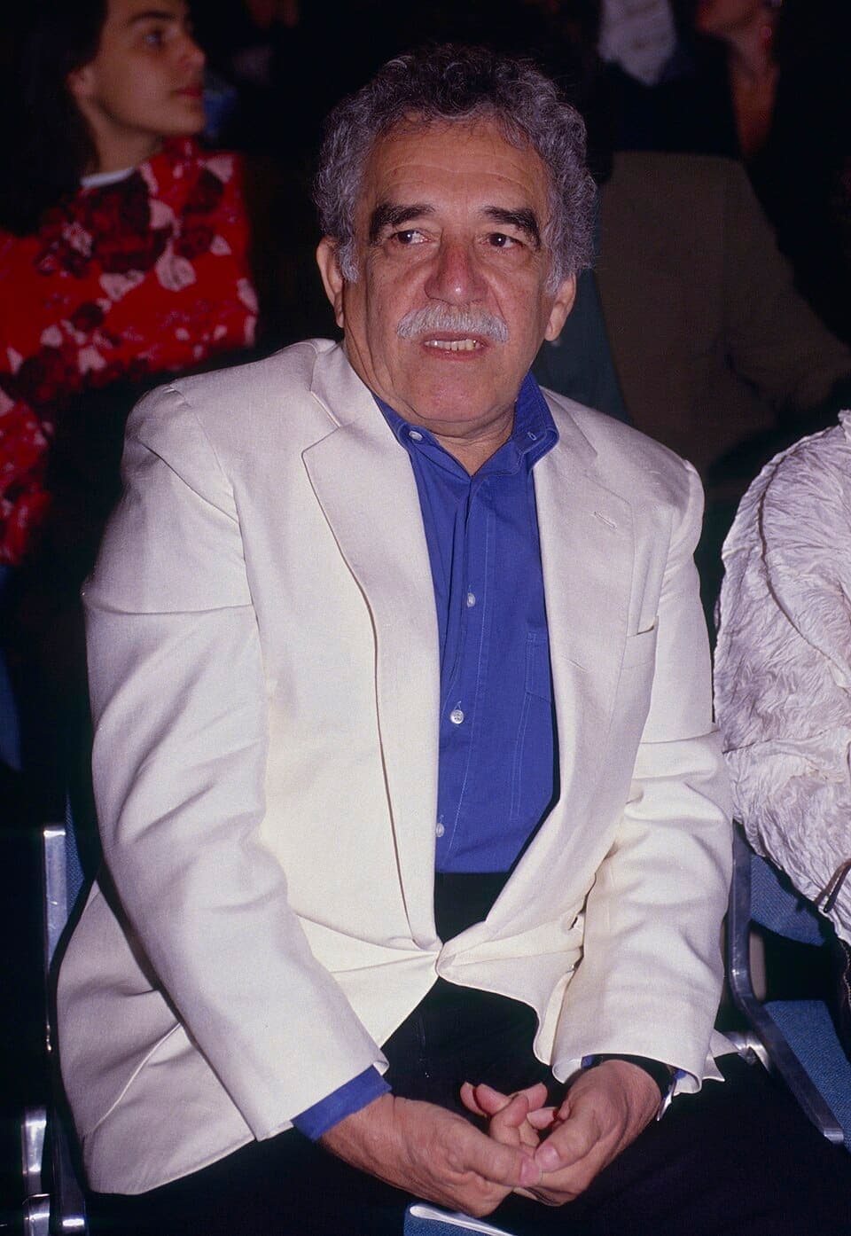 Gabriel García Márquez sentado, con americana clara