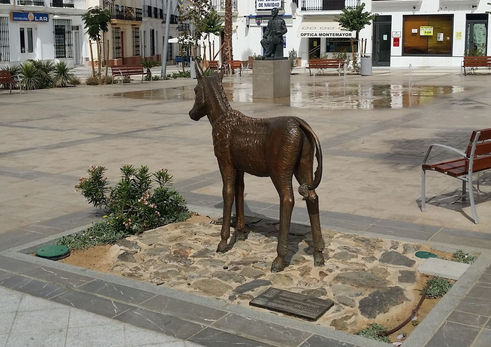 Estatua de Juan Ramón Jiménez y Platero en Moguer