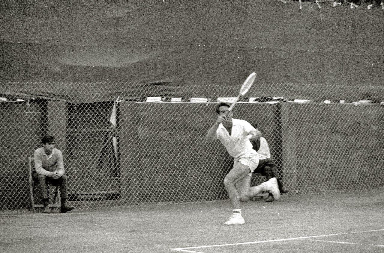 Santana jugando la Copa Davis en San Sebastián