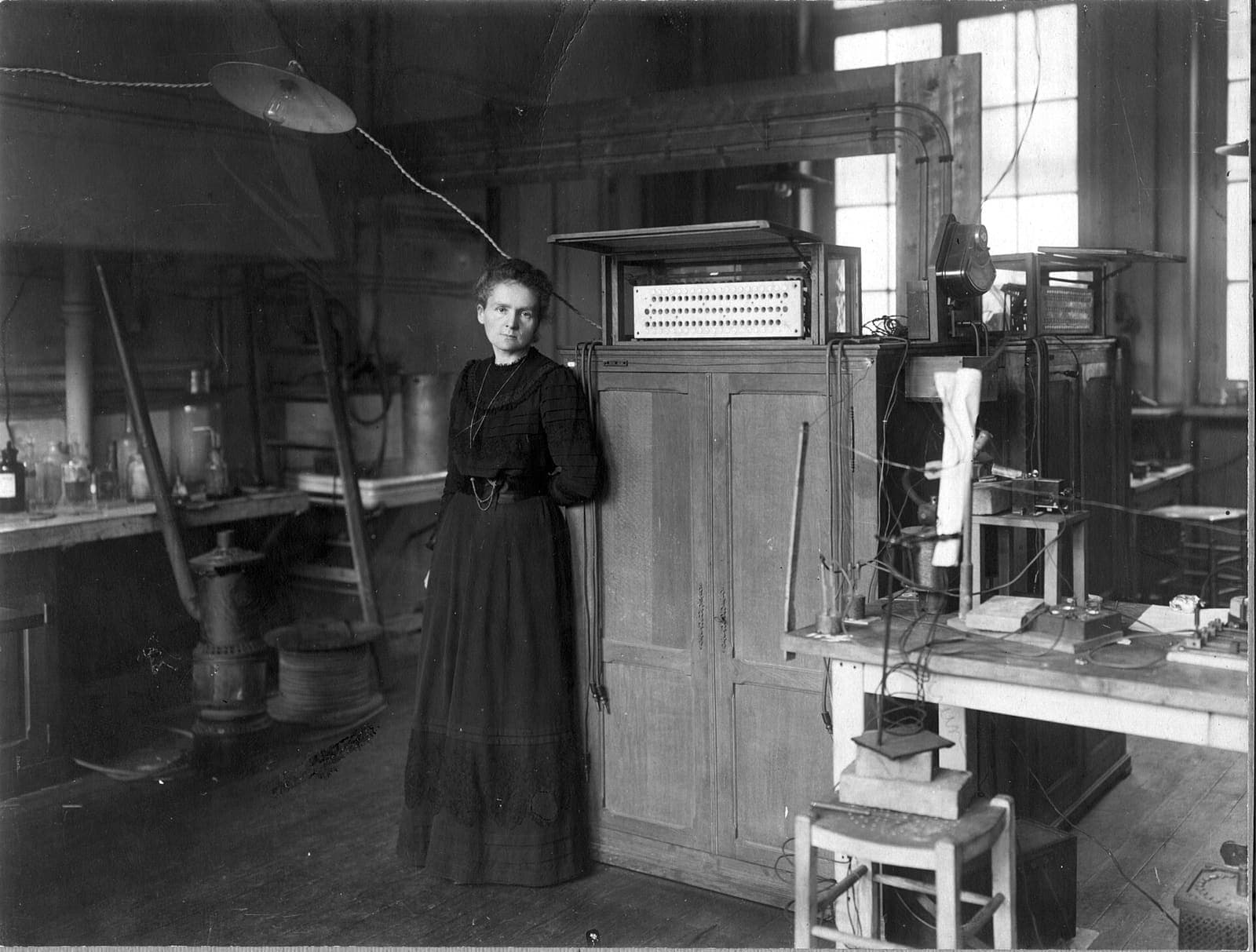 Marie Curie en su laboratorio de París, 1912