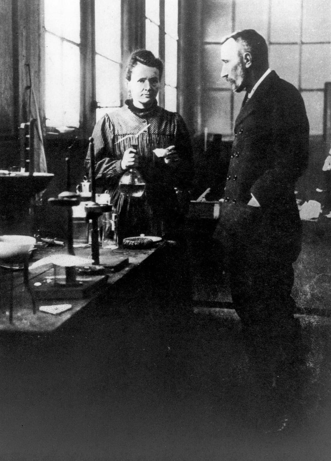 Marie y Pierre Curie conversando en su laboratorio