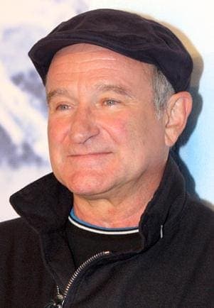 Robin Williams en 2011, sonriendo con boina